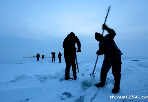冬捕凿冰眼.JPG